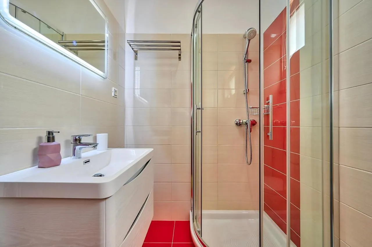 Teuta Apartments - A Beach And A Sea View