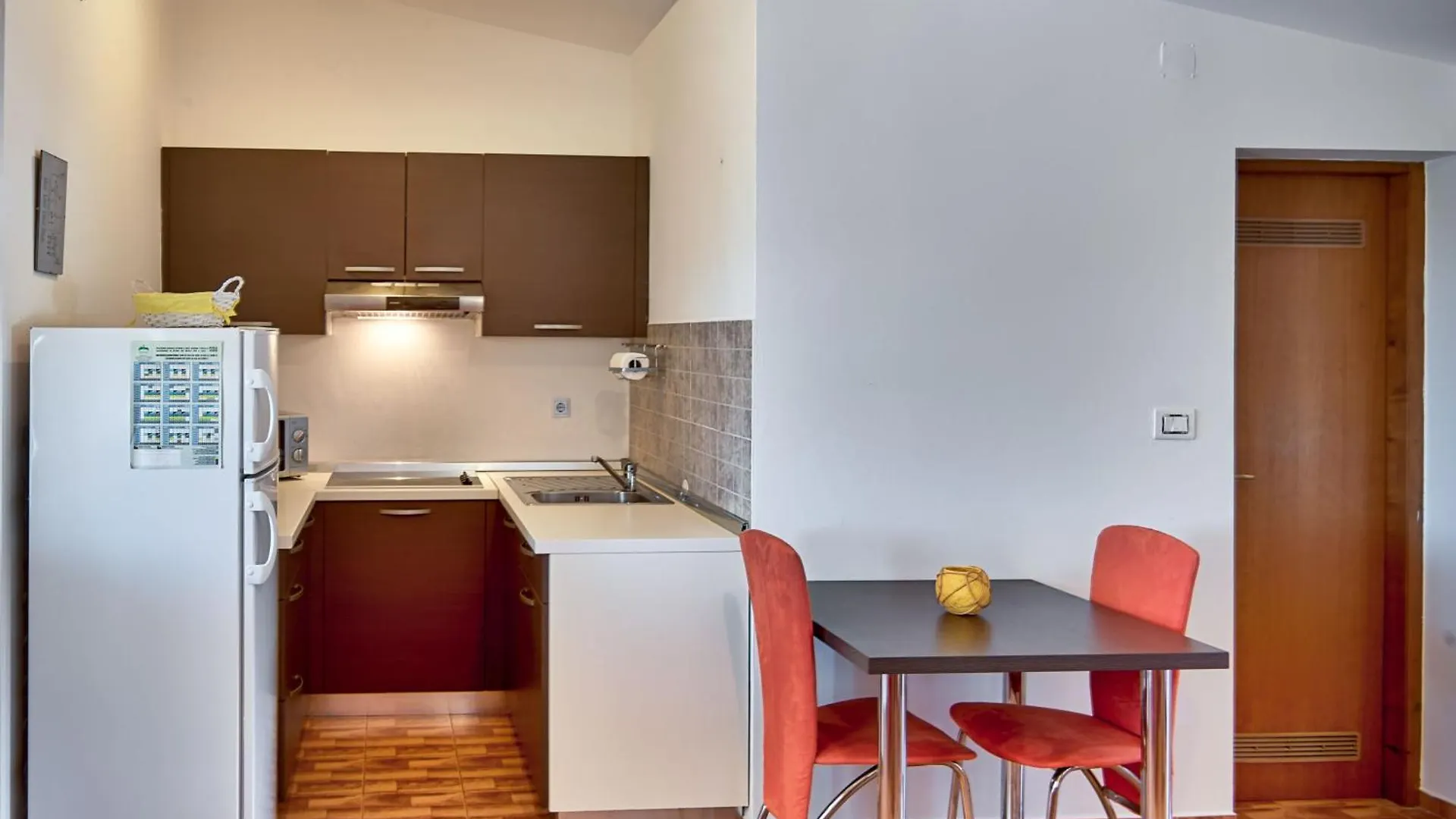 Teuta Apartments - A Beach And A Sea View