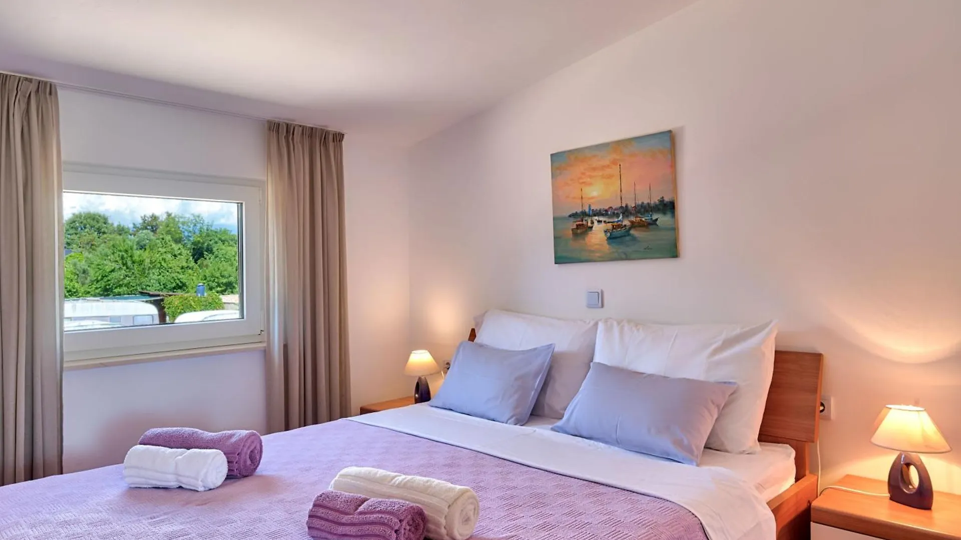 Teuta Apartments - A Beach And A Sea View