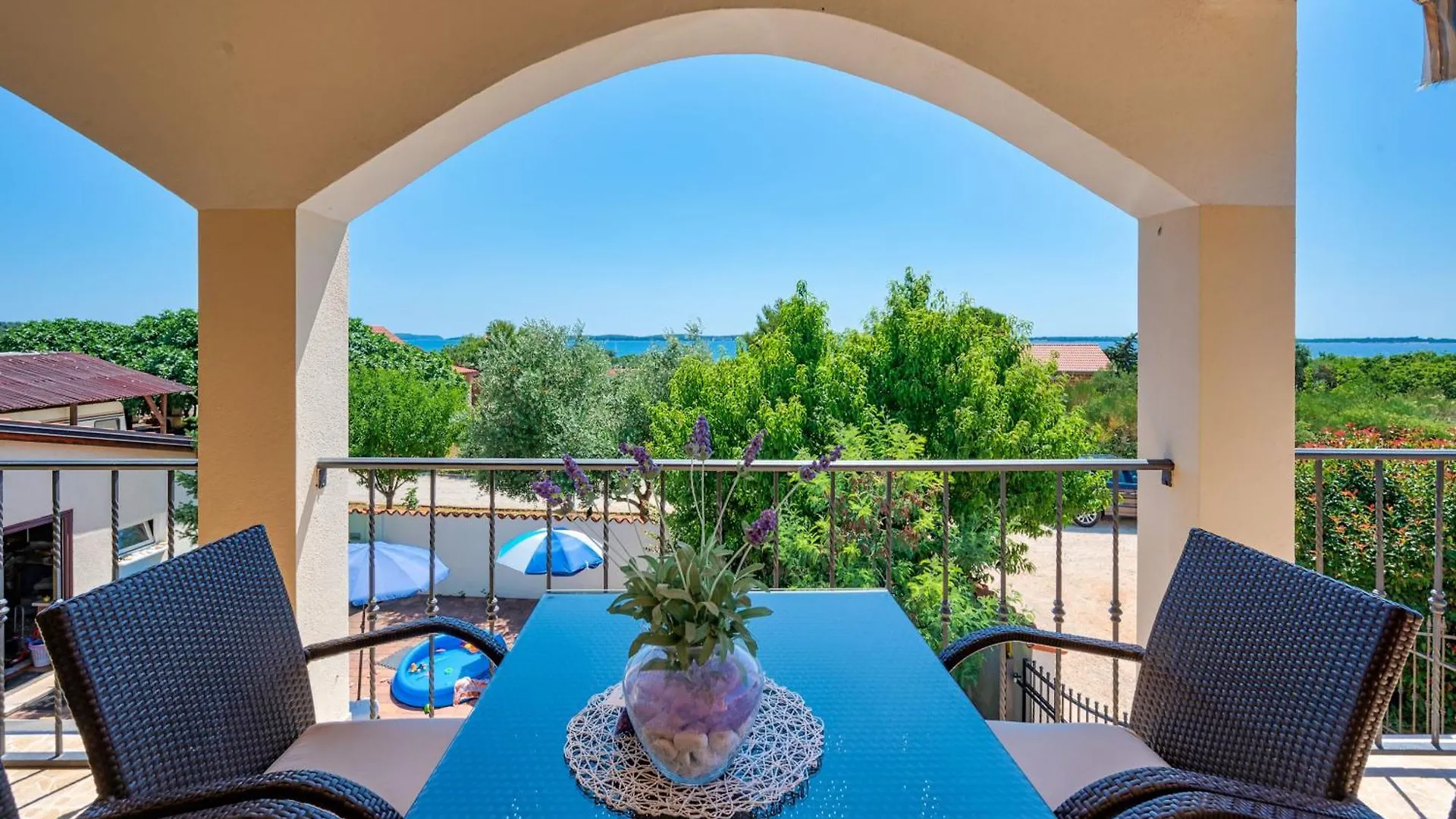 Teuta Apartments - A Beach And A Sea View 佩罗杰