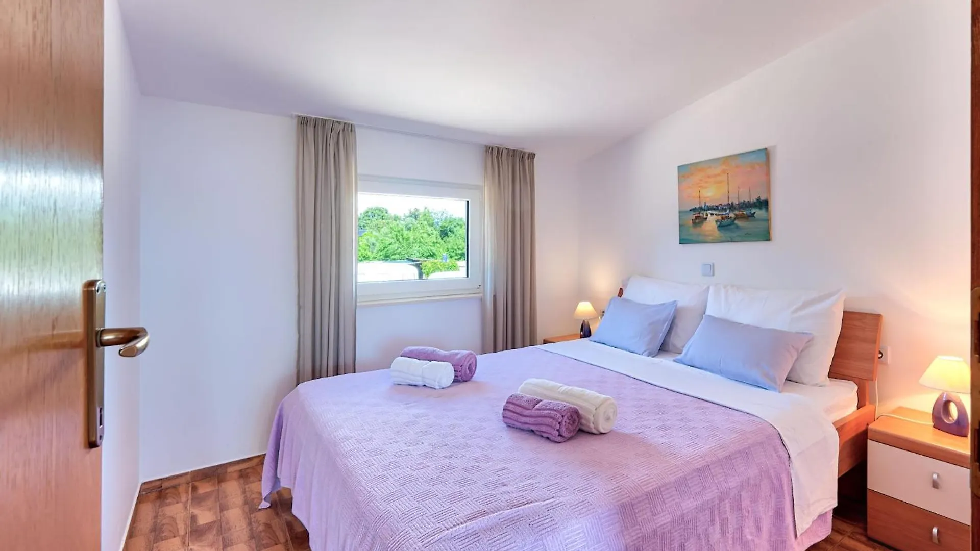 Teuta Apartments - A Beach And A Sea View