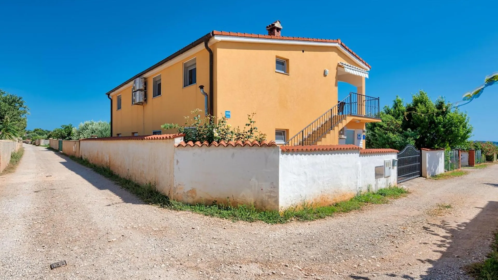 Teuta Apartments - A Beach And A Sea View
