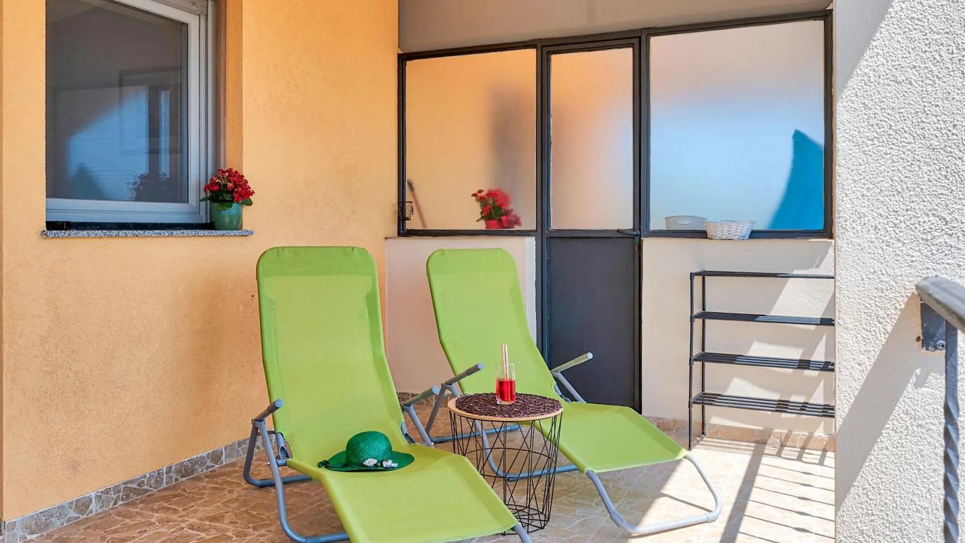 Teuta Apartments - A Beach And A Sea View 佩罗杰