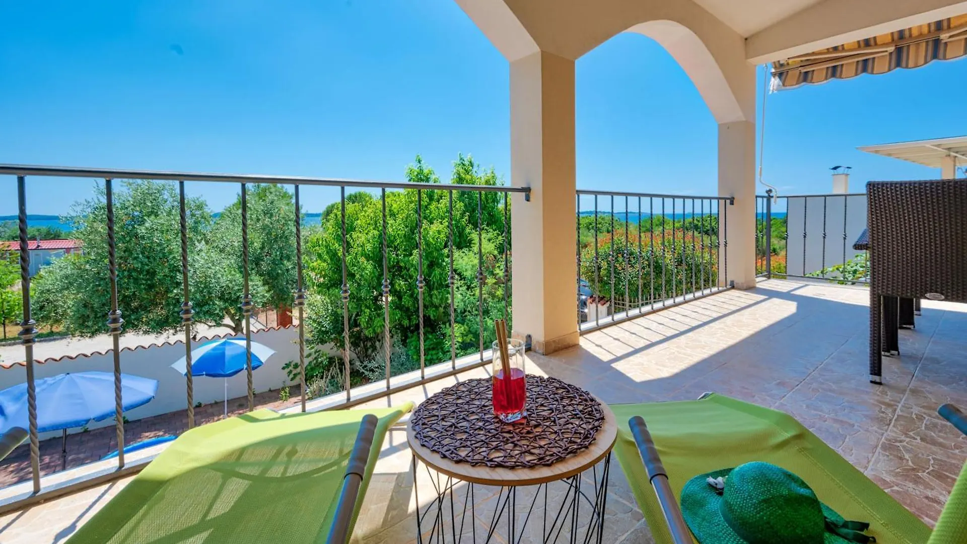 Teuta Apartments - A Beach And A Sea View 佩罗杰