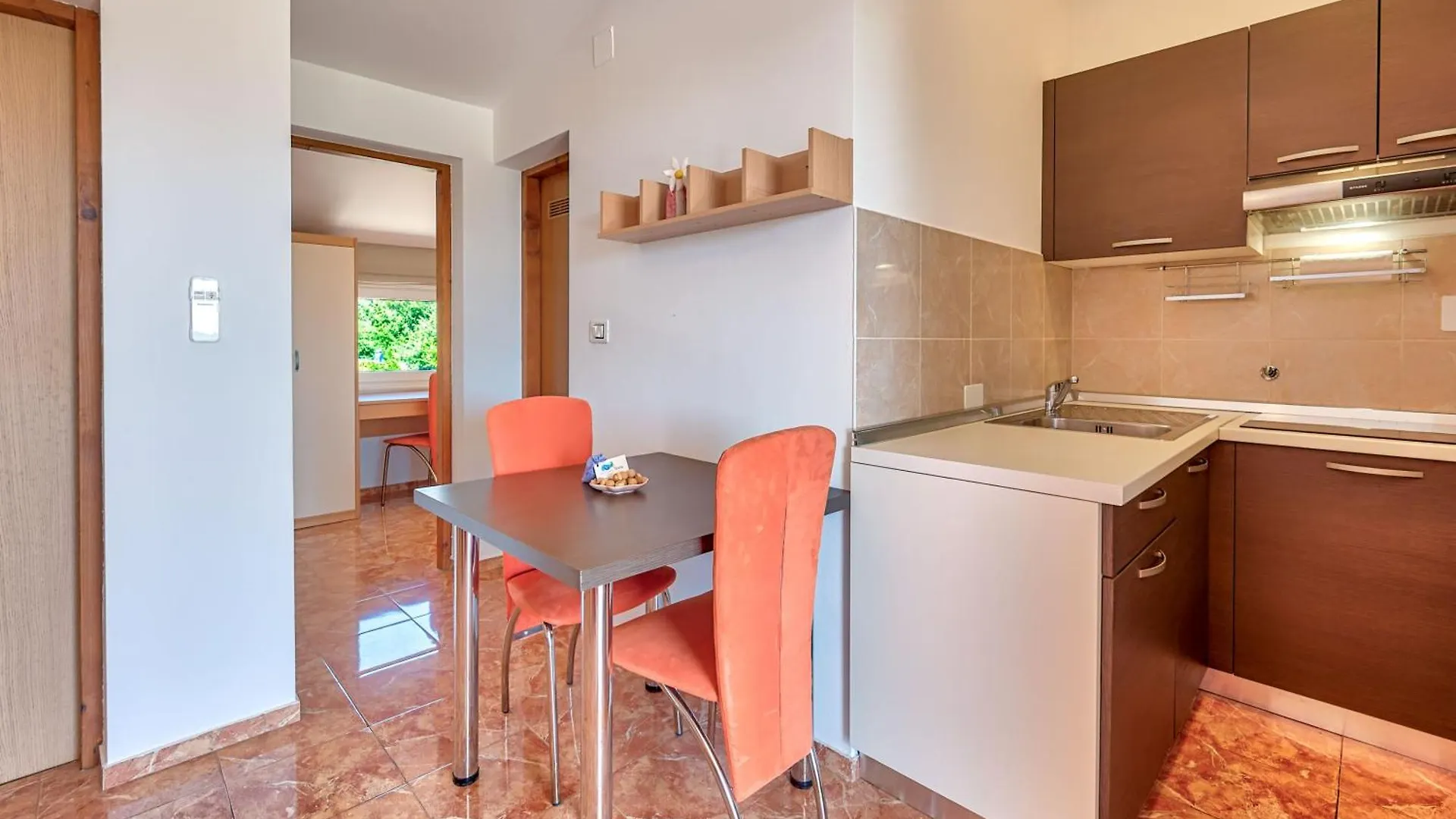Teuta Apartments - A Beach And A Sea View