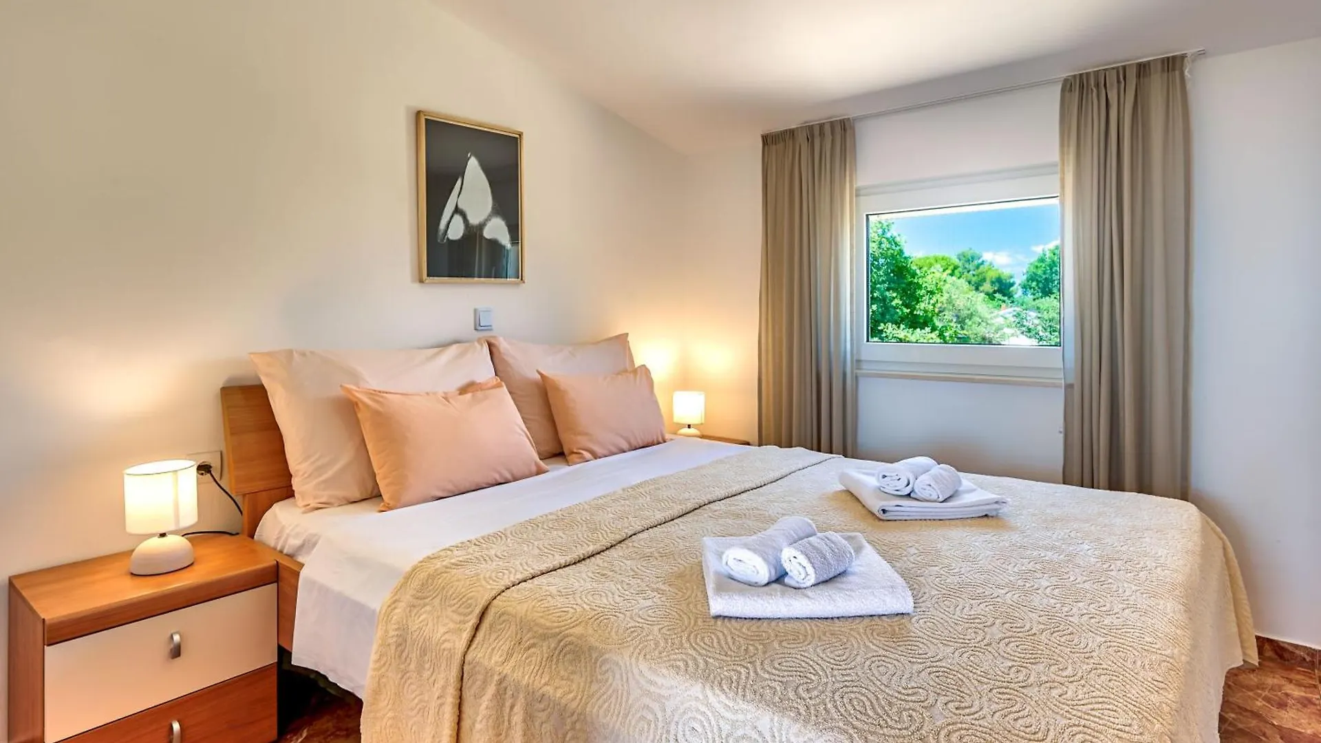 Teuta Apartments - A Beach And A Sea View