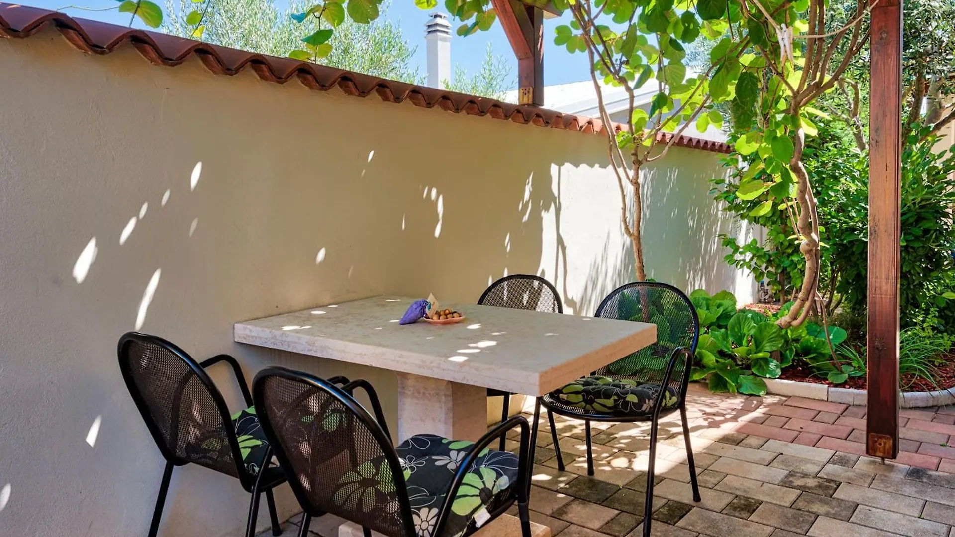 Teuta Apartments - A Beach And A Sea View