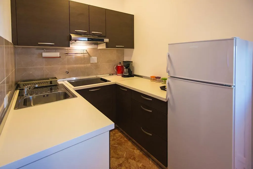 Teuta Apartments - A Beach And A Sea View